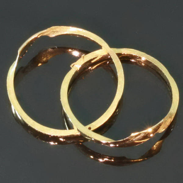 Victorian intertwined weddingbands forming one band