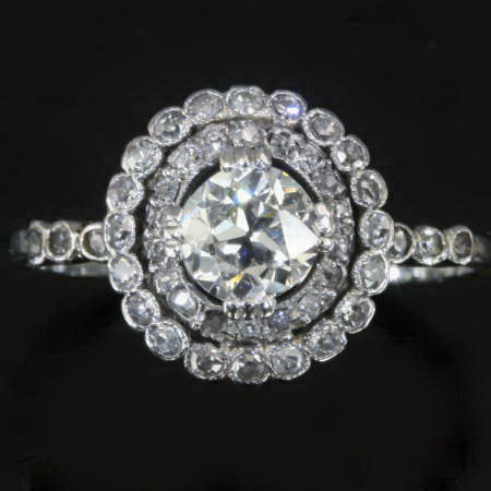 Alluring Art Deco engagement ring 