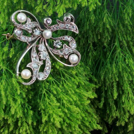 Graceful Victorian brooch with rose cut diamonds and pearls, silver gold backed