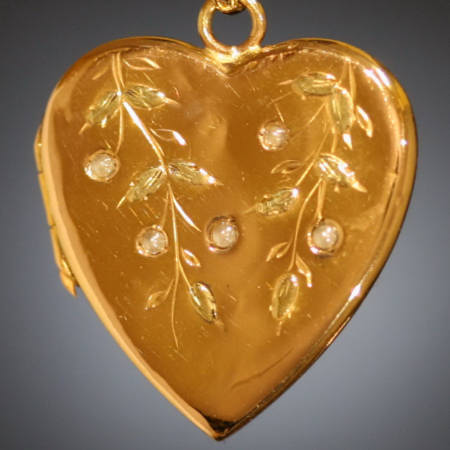 VICTORIAN BICOLOR WITH PEARLS HEART LOCKET