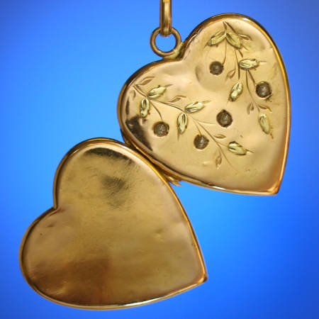 VICTORIAN BICOLOR WITH PEARLS HEART LOCKET