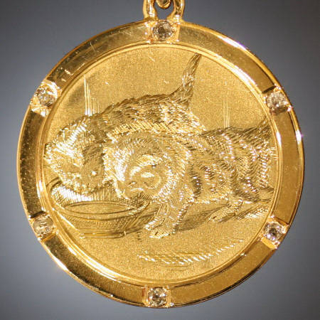 Diamond pendant with two engraved kittens