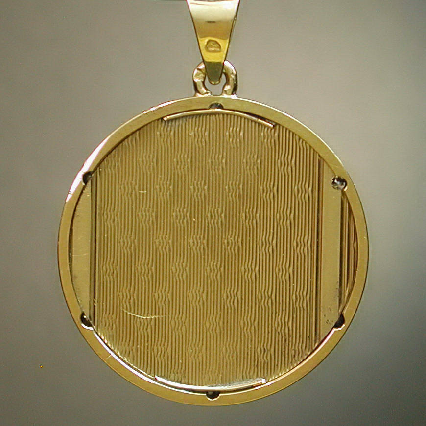 Diamond pendant with two engraved kittens