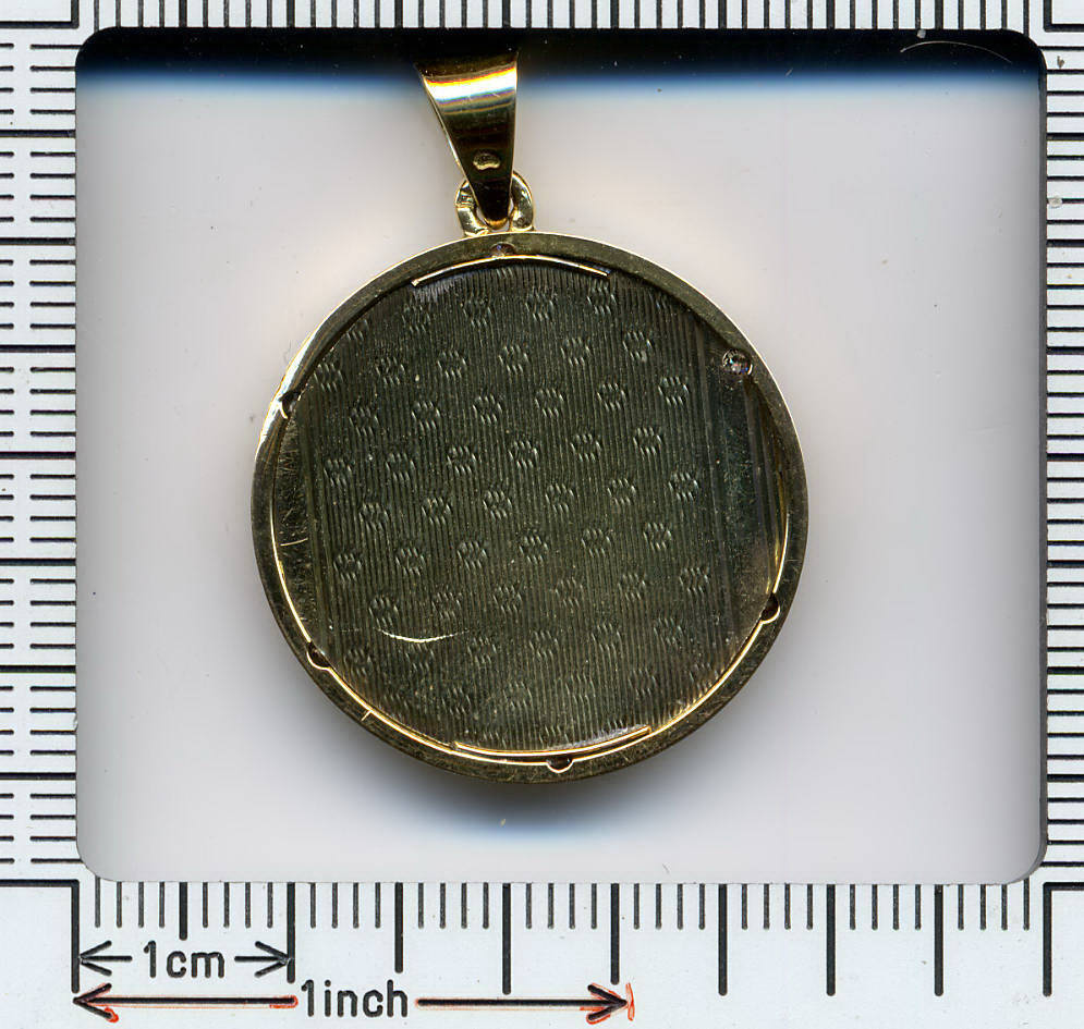 Diamond pendant with two engraved kittens