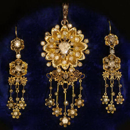 Gold Victorian rose cut diamonds parure (brooch-pendant and chandelier earrings)