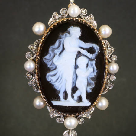 Victorian golden hard-stone cameo with rose cuts, Venus and Amor