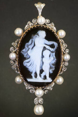 Victorian golden hard-stone cameo with rose cuts, Venus and Amor