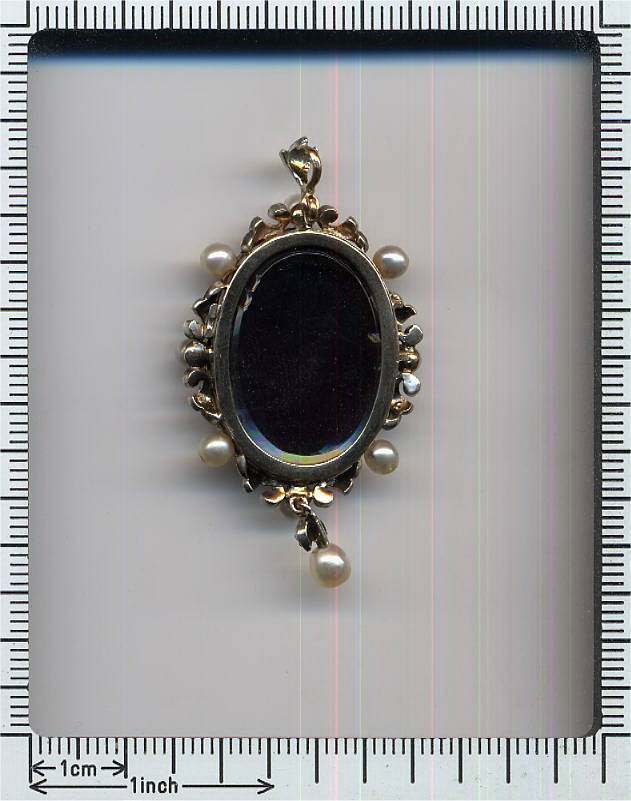 Victorian golden hard-stone cameo with rose cuts, Venus and Amor