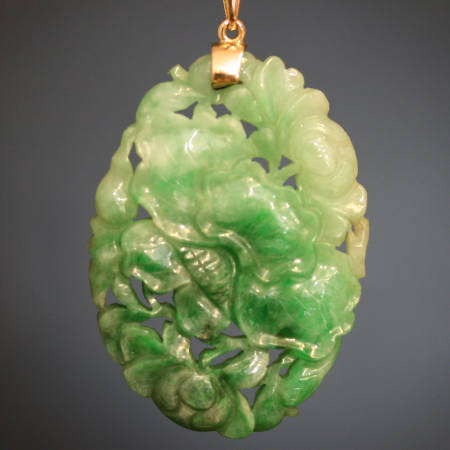 Vintage engraved jade pendant, Afbeeldingen door Adin Antique Jewelry.