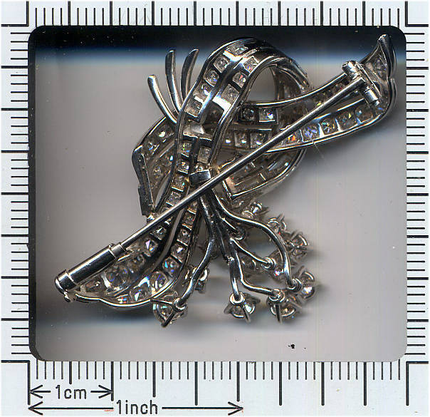 Sparkling estate platinum diamonds brooch