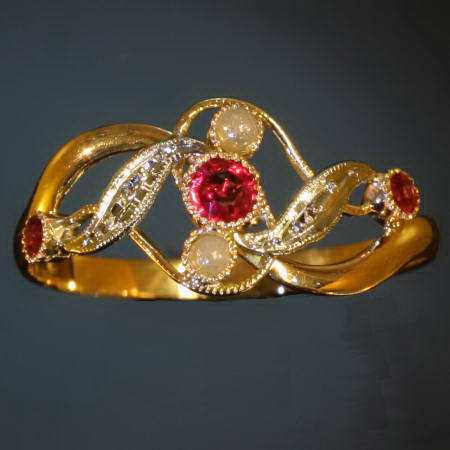 Curly late Victorian two-tone gold ring with red strass stones and stone pearls