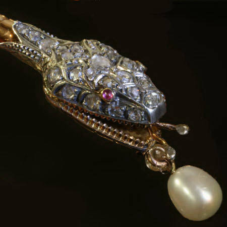 Impressive flexible snake bracelet with rose cut diamond and big pearl