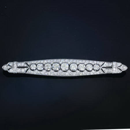 Enchanting Art Deco bar brooch in platinum loaded with 7.30 crt brilliants