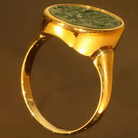 18K yellow golden Victorian signet ring with blazon engraved in jaspis