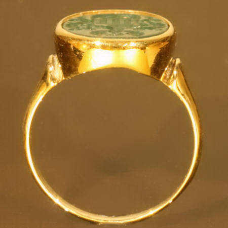 18K yellow golden Victorian signet ring with blazon engraved in jaspis