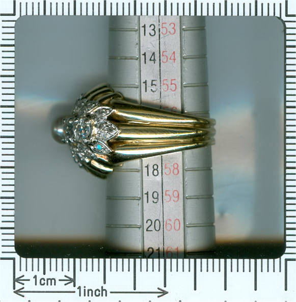 Impressive 18K two tone golden ring from the fifties with brilliants and a pearl