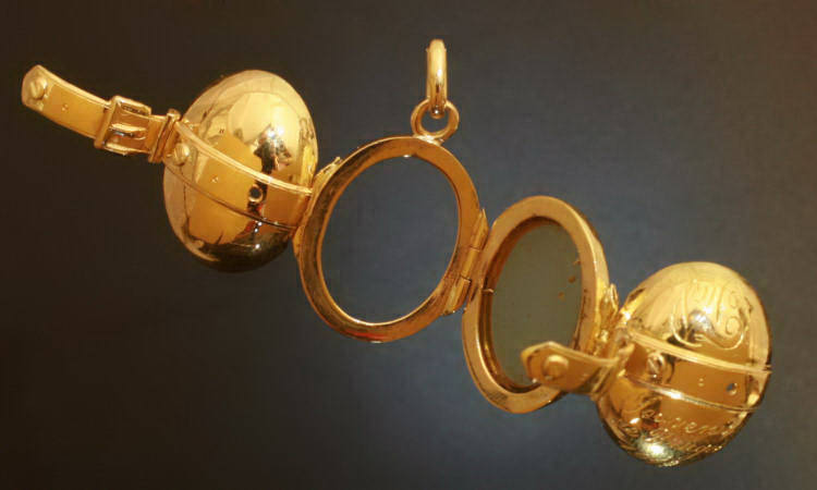 Folding locket shop