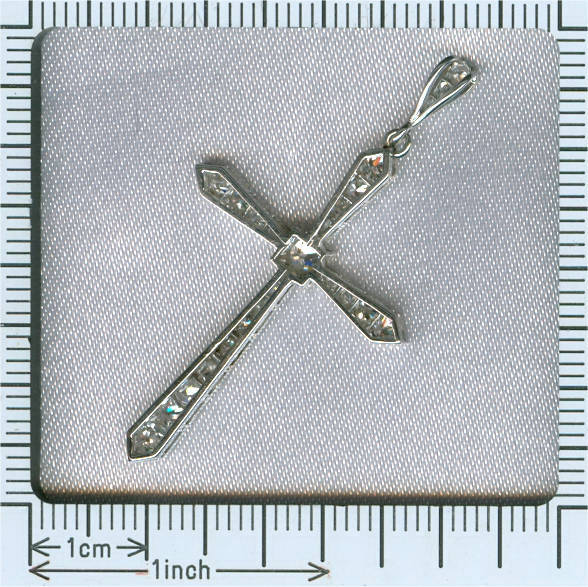 Sparkling platinum Art Deco brilliant covered cross