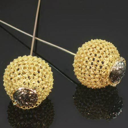 Dutch Zeeland distinctive wear gold antique jewelry, filigree cantille pins