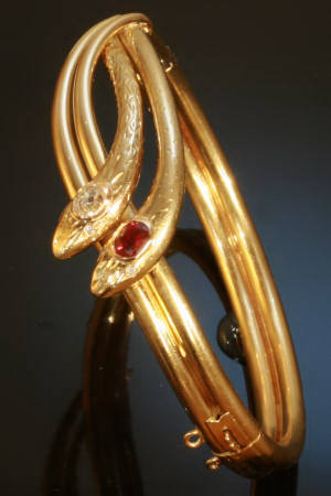 Antique gold double snakes bangle crafted in France (image 4 of 7)