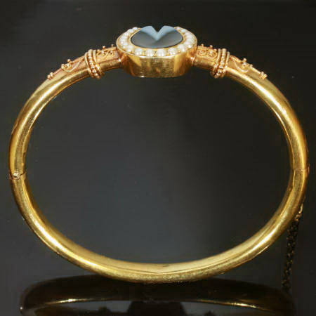 Victorian luck horse shoe bangle with neo-Etruscan filigree motifs (image 3 of 4)