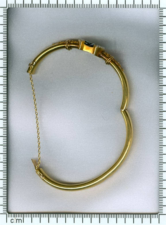 Victorian luck horse shoe bangle with neo-Etruscan filigree motifs (image 4 of 4)