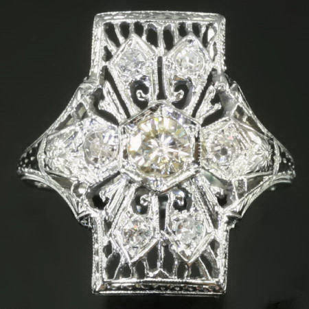 Attractive white golden Edwardian engagement ring with old mine cut diamonds