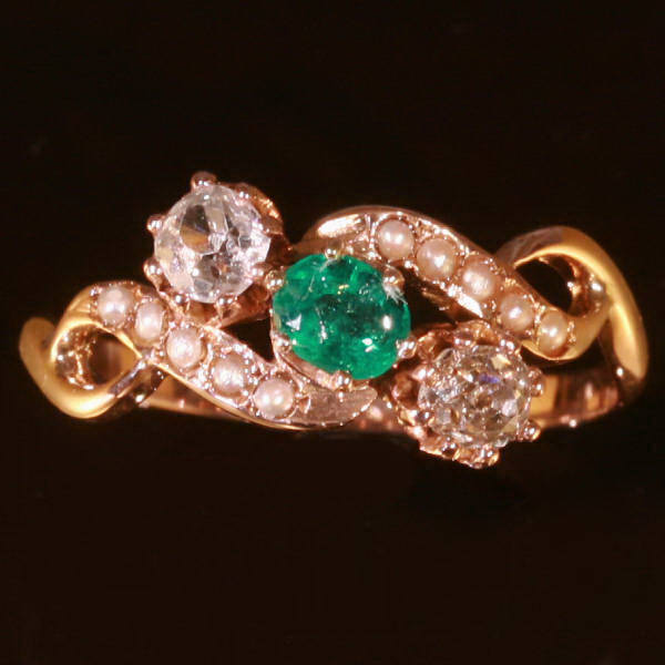 Decorative late Victorian ring with old mine cut diamonds, pearls and emerald