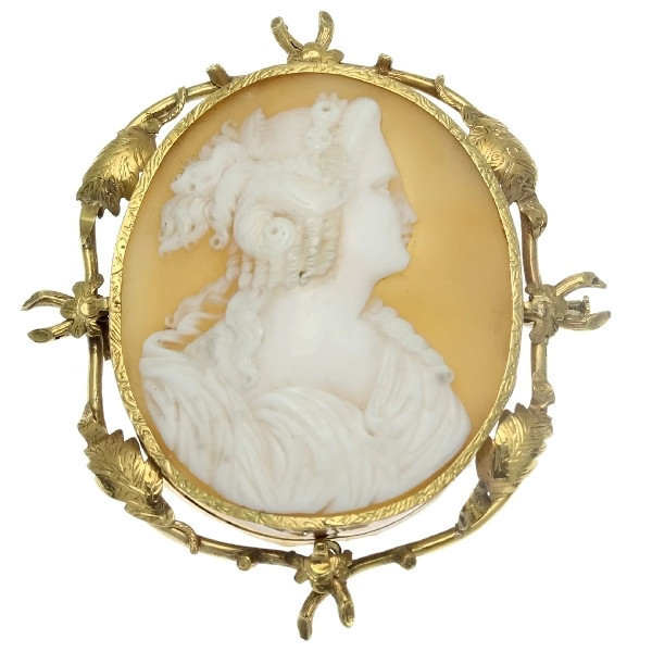 Large Victorian cameo in gold mounting of branches and leaves ...