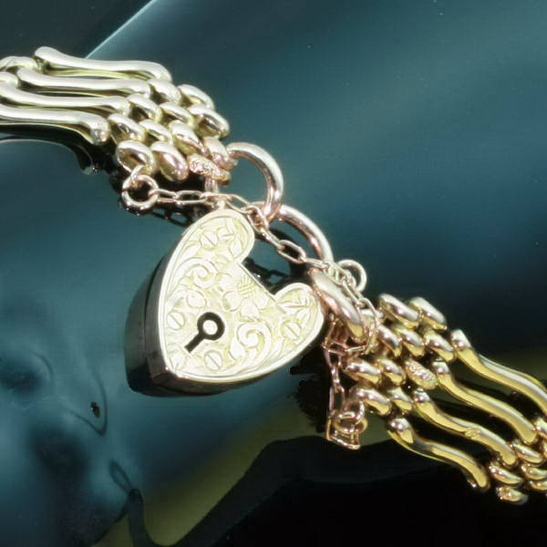 Eternal love bracelet with engraved heart shaped padlock