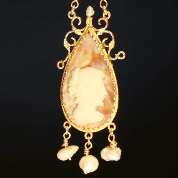 Elegant Victorian shell cameo, two tone gold with seed pearls and ...