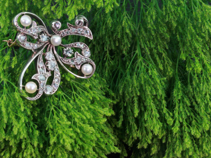 Graceful Victorian brooch with rose cut diamonds and pearls, silver gold backed