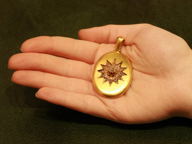 Magnificent two tone gold Victorian locket with rose cut diamond star motif (image 6 of 7)