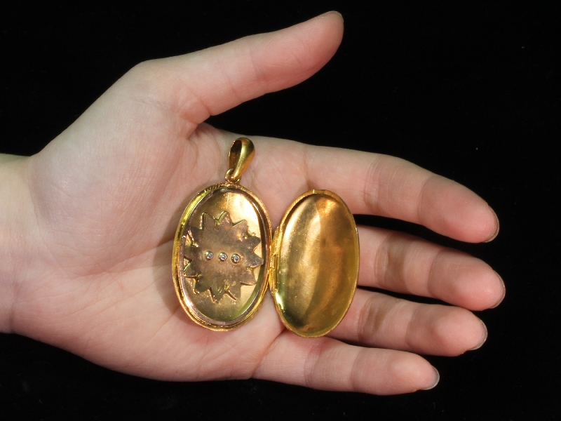Magnificent two tone gold Victorian locket with rose cut diamond star motif (image 7 of 7)