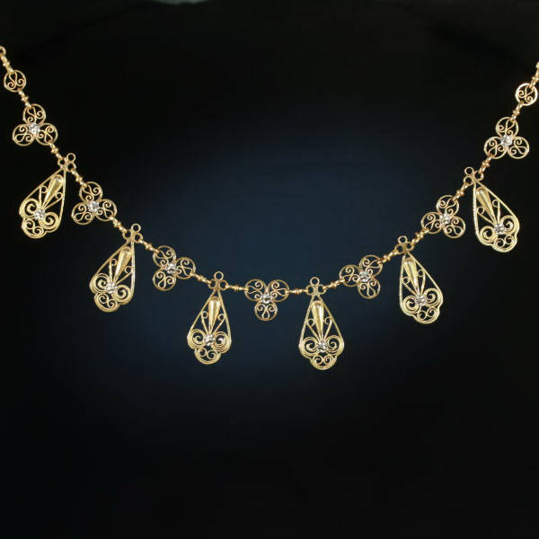 Oh so elegant Victorian gold filigree three tone gold bow necklace