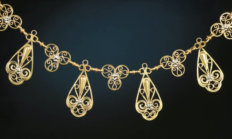 Oh so elegant Victorian gold filigree three tone gold bow necklace