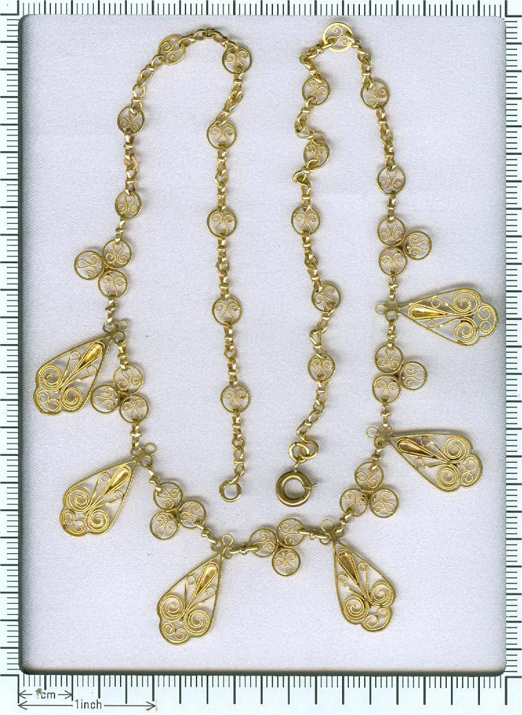 Oh so elegant Victorian gold filigree three tone gold bow necklace