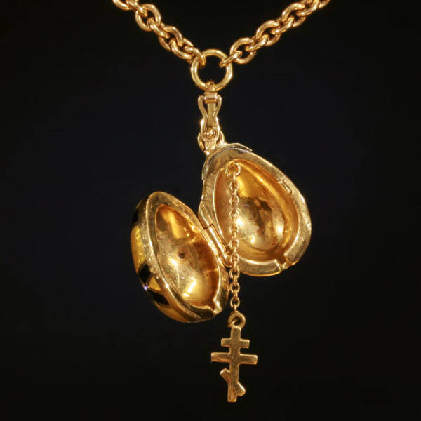 Faberge egg shaped locket, Images by 