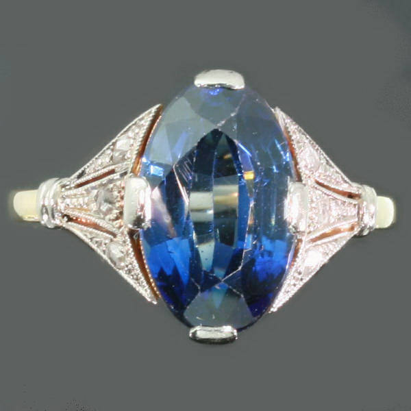 Beautiful vintage engagement ring with diamonds and big verneuil sapphire