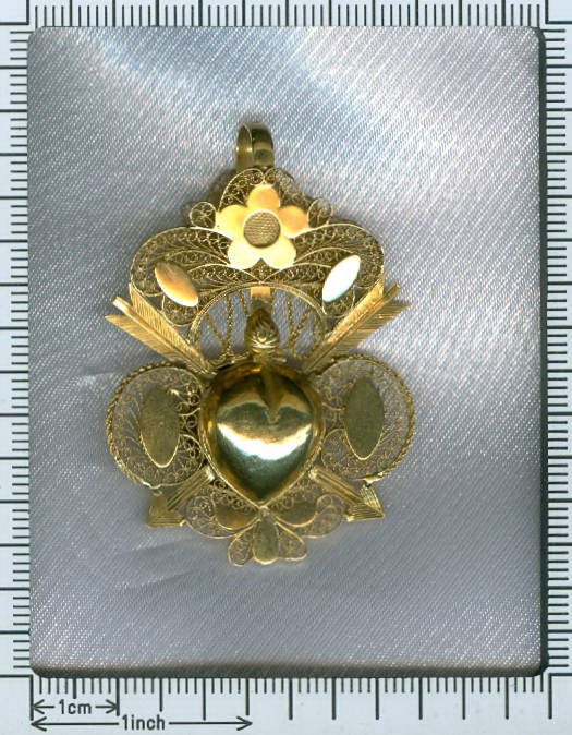 Late 18th Century Georgian arrow pierced heart locket pendant in gold filigree