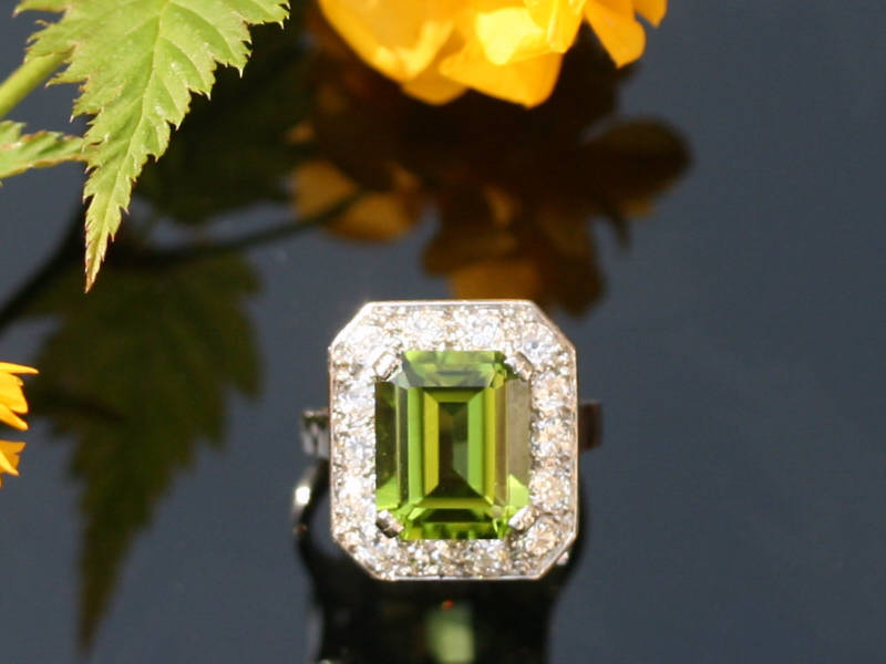 Magnificent platinum Art Deco engagement ring with big peridot and brilliants (image 9 of 10)