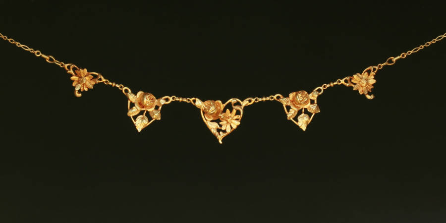 Late Victorian, early Art Nouveau turn of the century necklace with rose motives (image 3 of 7)