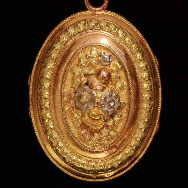 Decorative French Victorian locket with low relief bouquet in three colors gold