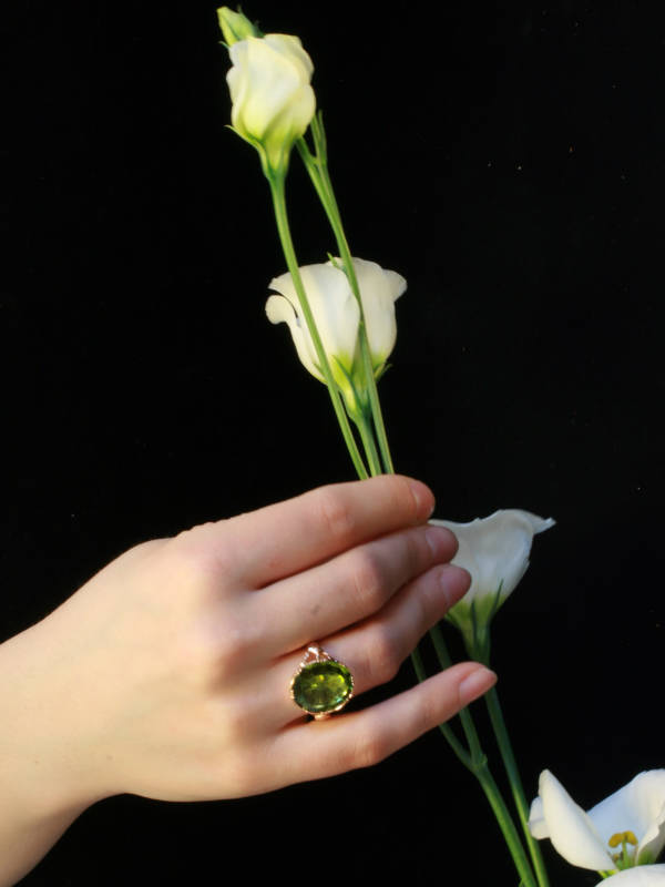 Early Victorian magnificent peridot red gold antique ring (image 6 of 10)