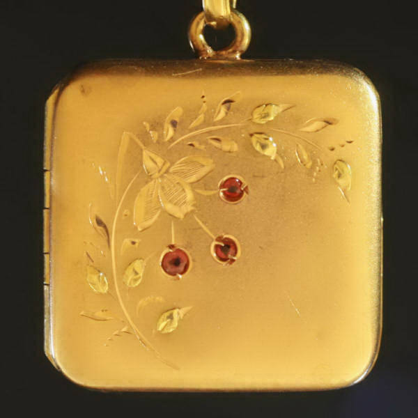 Charming late Victorian antique French gold pendant locket