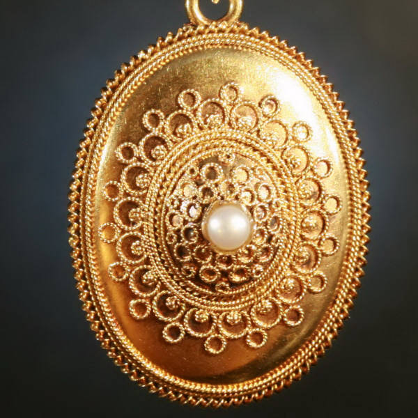 Big Belgian Victorian gold locket with filigree work and half seed pearl (image 2 of 7)