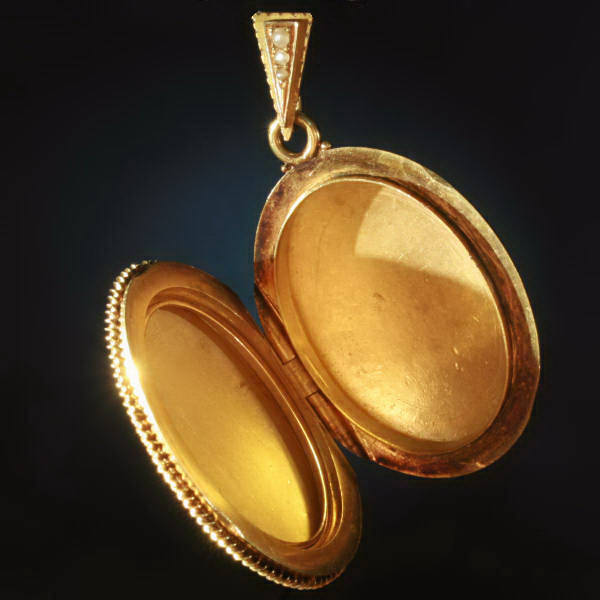 Big Belgian Victorian gold locket with filigree work and half seed pearl (image 3 of 7)