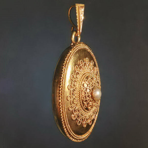Big Belgian Victorian gold locket with filigree work and half seed pearl (image 4 of 7)