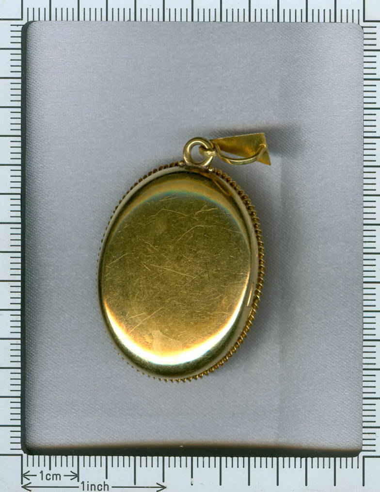 Big Belgian Victorian gold locket with filigree work and half seed pearl (image 6 of 7)