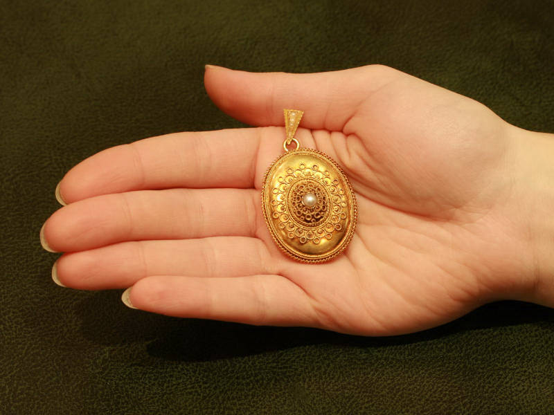 Big Belgian Victorian gold locket with filigree work and half seed pearl (image 7 of 7)